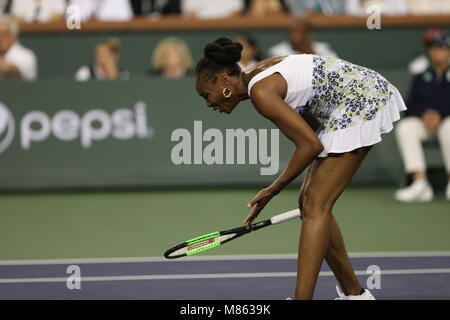 INDIAN WELLS, CA - 12. März: Venus Williams der Vereinigten Staaten Niederlagen ihrer Schwester Serena Williams bei Tag 8 der BNP Paribas Open am 12. März in Indian Wells, Kalifornien 2018. Menschen; Venus Williams Stockfoto