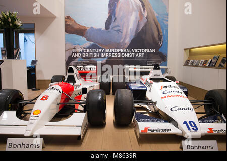 Bonhams, New Bond Street, London, UK. 15. März 2018. Die 1984 mit Turbolader Formel 1 Toleman-Hart TG184, Ayrton Senna auf sein Grand Prix Debüt und der letzte Grand Prix von Monaco - 1993 Mc Laren-Ford MP 4/8 ein Formel 1-Monoposto angetrieben werden auf Ausstellung bei Bonhams New Bond Street vor ihrer Übertragung zu Bonhams Monaco Verkauf am 11. Mai 2018. Credit: Malcolm Park/Alamy Leben Nachrichten. Stockfoto