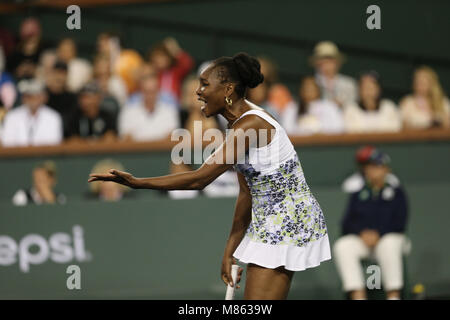 INDIAN WELLS, CA - 12. März: Venus Williams der Vereinigten Staaten Niederlagen ihrer Schwester Serena Williams bei Tag 8 der BNP Paribas Open am 12. März in Indian Wells, Kalifornien 2018. Menschen; Venus Williams Stockfoto