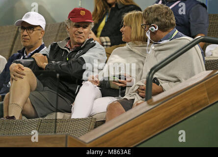 Indian Wells, Kalifornien, USA. 14. März, 2018. Schauspieler Will Ferrell und seine Frau Schauspielerin Viveca Paulin applaudieren bei einem Tennismatch zwischen Jeremy Chardy (FRA) und Roger Federer (SUI) während der BNP Paribas Open in Indian Wells Tennis Garden im kalifornischen Indian Wells Menschen; Will Ferrell, Viveca Paulin Credit: Stürme Media Group/Alamy leben Nachrichten Stockfoto