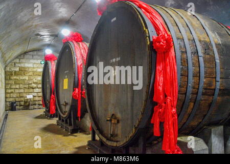 Yantai Yantai, China. 15 Mär, 2018. Yantai, China - Die changyu Wein Kultur Museum, 1992 gegründet, in Yantai befindet, der ostchinesischen Provinz Shandong. Als der einzige Wein Museum in China, es erzählt die Geschichte der Changyu Winery und lockt eine große Anzahl von berühmten Menschen und Touristen aus dem In- und Ausland. Im Jahr 1892, wenn die verwestlichung Bewegung boomte, Zhang "Bishi, eine chinesische Leben in Malaysia, gründete die Kellerei in Yantai Changyu. Sein Ziel war es, hochwertige Wein Produkte. Dieses Museum besteht aus hundert Jahre alten unterirdischen Keller Neben ex Stockfoto