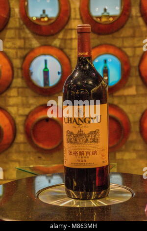 Yantai Yantai, China. 15 Mär, 2018. Yantai, China - Die changyu Wein Kultur Museum, 1992 gegründet, in Yantai befindet, der ostchinesischen Provinz Shandong. Als der einzige Wein Museum in China, es erzählt die Geschichte der Changyu Winery und lockt eine große Anzahl von berühmten Menschen und Touristen aus dem In- und Ausland. Im Jahr 1892, wenn die verwestlichung Bewegung boomte, Zhang "Bishi, eine chinesische Leben in Malaysia, gründete die Kellerei in Yantai Changyu. Sein Ziel war es, hochwertige Wein Produkte. Dieses Museum besteht aus hundert Jahre alten unterirdischen Keller Neben ex Stockfoto