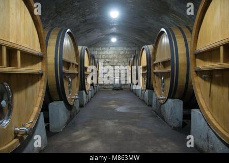 Yantai Yantai, China. 15 Mär, 2018. Yantai, China - Die changyu Wein Kultur Museum, 1992 gegründet, in Yantai befindet, der ostchinesischen Provinz Shandong. Als der einzige Wein Museum in China, es erzählt die Geschichte der Changyu Winery und lockt eine große Anzahl von berühmten Menschen und Touristen aus dem In- und Ausland. Im Jahr 1892, wenn die verwestlichung Bewegung boomte, Zhang "Bishi, eine chinesische Leben in Malaysia, gründete die Kellerei in Yantai Changyu. Sein Ziel war es, hochwertige Wein Produkte. Dieses Museum besteht aus hundert Jahre alten unterirdischen Keller Neben ex Stockfoto