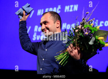 Schwedische der Minenräumer gewann die besten Film Award auf dem One World Festival der Menschenrechte Dokumentarfilme in Prag, Tschechische Republik, 14. März 2018. Direktor Hogir Hirori (Bild) hält den Award. Die beste Richtung Award ging an Talal Derki, für seinen Film von Vätern und Söhnen, eine Koproduktion von Deutschland, Libanon, Katar und Syrien. Die Vaclav Havel Jury, die die Auszeichnung für besondere Verdienste um den Schutz der Menschenrechte Zuschüsse, hat einstimmig beschlossen, es zu Watani zu geben - meine Heimat, ein Film von deutschen Filmemacher Marcel Mettelsiefen, die ein schockierendes Zeugnis zeigt das Leben einer Famil Stockfoto