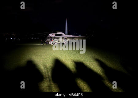 Washington, District of Columbia, USA. 14 Mär, 2018. Präsidenten der Vereinigten Staaten Donald J. Trumpf verlässt Marine One, als er im Weißen Haus in Washington, DC ankommt, nach Reisen in Südkalifornien und St. Louis am Mittwoch, 14. März 2018. Quelle: Eric Thayer/Pool über CNP Credit: Eric Thayer/CNP/ZUMA Draht/Alamy leben Nachrichten Stockfoto