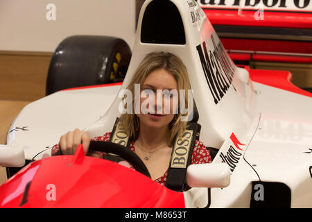 London, Großbritannien. 15 Mär, 2018. Der letzte Grand Prix von Monaco - 1993 Mc Laren-Ford MP 4/8 ein Formel 1-Monoposto, ist Z.z. auf Ausstellung bei Bonhams New Bond Street vor der Übergabe an Bonhams Monaco Verkauf am 11. Mai. Credit: Keith Larby/Alamy leben Nachrichten Stockfoto