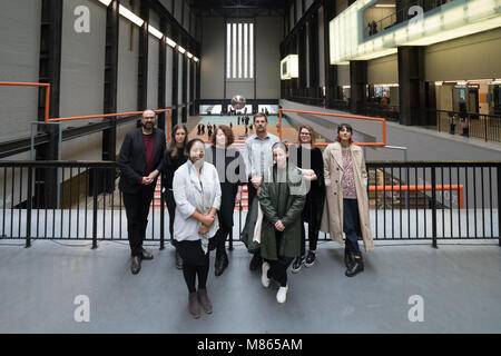 London, Großbritannien. 15. März, 2018. Künstler (von links nach rechts), Ari Benjamin Meyers, Holly Hendry, Mae-ling Lokko, Sally Tallant (Direktor, Liverpool Biennale), Paul Ellman, Janice Curbal, Kitty Scott (Co- Kurator, Liverpool Biennale und umgekehrter Reihenfolge ausführen Zaman für Fotos in der Turbinenhalle der Tate Modern in London für die Einführung des Programms für die 10 Liverpool Biennale Posing, Eröffnung am 14. Juli 2018 in Schauplätze über Liverpool, Kennzeichnung sein 20-jähriges Bestehen. Credit: Roger Garfield/Alamy leben Nachrichten Stockfoto