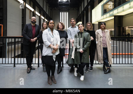 London, Großbritannien. 15. März, 2018. Künstler (von links nach rechts), Ari Benjamin Meyers, Holly Hendry, Mae-ling Lokko, Sally Tallant (Direktor, Liverpool Biennale), Paul Ellman, Janice Curbal, Kitty Scott (Co- Kurator, Liverpool Biennale und umgekehrter Reihenfolge ausführen Zaman für Fotos in der Turbinenhalle der Tate Modern in London für die Einführung des Programms für die 10 Liverpool Biennale Posing, Eröffnung am 14. Juli 2018 in Schauplätze über Liverpool, Kennzeichnung sein 20-jähriges Bestehen. Credit: Roger Garfield/Alamy leben Nachrichten Stockfoto