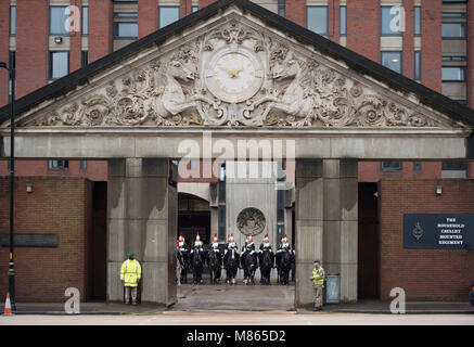 Knightsbridge, London, Großbritannien. 15. März 2018. Knightsbridge erlebt ein beeindruckendes Spektakel, als die Queen's Mounted Bodyguard Parade im Hyde Park ihre Bereitschaft für einen weiteren geschäftigen Sommer voller Prunk beweist. Nach intensiven Vorbereitungen, die Hunderte von Stunden Training, die körperliche und geistige Fähigkeiten von Pferden und Männern verfeinert haben, Das Household Cavalry Mounted Regiment wird während ihrer jährlichen Inspektion durch Generalmajor Ben Bathurst, den Generaloffizier, der die Household Division befehligte, auf Herz und Nieren geprüft. Quelle: Malcolm Park/Alamy Live News. Stockfoto