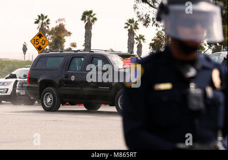 Peking, USA. 13 Mär, 2018. Us-Präsident Donald Trump Blätter der US-mexikanischen Grenze nach der Inspektion Grenzmauer Prototypen in San Diego, USA, am 13. März 2018. Wenn andere Länder bauen Brücken Transport und Kommunikation zu erleichtern, den Vereinigten Staaten, im Gegenteil, ist eine Mauer, der vorgibt, die Migranten in das Land zu verhindern, sondern wird am Ende selbst isoliert von der Welt. Credit: Li Ying/Xinhua/Alamy leben Nachrichten Stockfoto