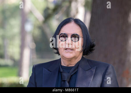 Rom, Italien. 14. März, 2018. Italienische Sänger Renato Zero an einem Fotoshooting für seinen neuen Film, ZEROVSKIJ - SOLO PER AMORE. Credit: Stephen Bisgrove/Alamy leben Nachrichten Stockfoto