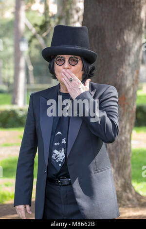 Rom, Italien. 14. März, 2018. Italienische Sänger Renato Zero an einem Fotoshooting für seinen neuen Film, ZEROVSKIJ - SOLO PER AMORE. Credit: Stephen Bisgrove/Alamy leben Nachrichten Stockfoto