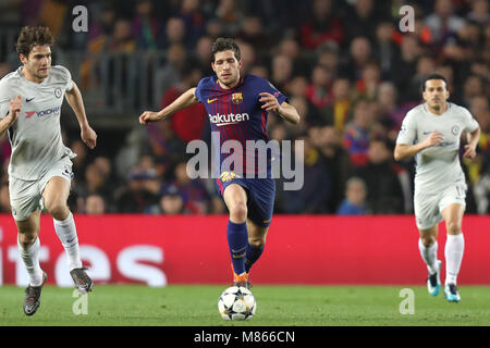 Barcelona, Spanien. 14 Mär, 2018. SERGI ROBERTO der FC Barcelona entzieht sich MARCOS ALONSO von Chelsea FC in der UEFA Champions League, Umlauf von 16, 2 bein Fußballspiel zwischen dem FC Barcelona und Chelsea FC am 14. März 2018 im Camp Nou Stadion in Barcelona, Spanien Quelle: Manuel Blondeau/ZUMA Draht/Alamy leben Nachrichten Stockfoto