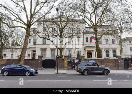 London, Großbritannien. 14 Mär, 2018. Foto am 14. März 2018 zeigt einen Überblick über das Äußere der Russischen Botschaft in London, Großbritannien. Der britische Premierminister Theresa May am Mittwoch kündigte eine Reihe von Maßnahmen gegen Russland wegen der Nichtanwendung der auf die Anforderungen von der britischen Regierung zu reagieren, um zu erklären, wie eine militärische Nerv Agent in einer jüngsten Angriff auf ehemaligen russischen Spion Sergei Skripal und seine Tochter verwendet wurde. Credit: Stephen Chung/Xinhua/Alamy leben Nachrichten Stockfoto