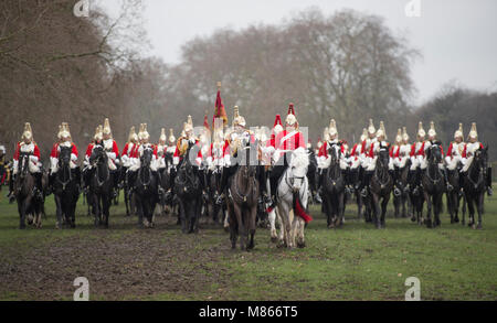 Knightsbridge, London, UK. 15. März 2018. Knightsbridge Zeugen ein beeindruckendes Schauspiel als montiert Bodyguard Parade der Königin im Hyde Park ihre Bereitschaft für eine andere beschäftigte Sommer Prunk zu beweisen. Nach intensiven Vorbereitungen, die Hunderte von Stunden Schulung beteiligt haben, Honen körperlichen und geistigen Fähigkeiten der beiden Pferde und Menschen, der Household Cavalry Regiment montiert werden auf Herz und Nieren während ihrer jährlichen Inspektion von Major General Ben Bathurst Allgemeine Offizier befiehlt den Haushalt Abteilung. Credit: Malcolm Park/Alamy Leben Nachrichten. Stockfoto