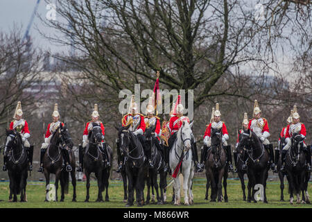 London, Großbritannien. 15. März, 2018. Die Household Cavalry Regiment montiert, der Königin montiert Bodyguard Parade im Hyde Park ihre Bereitschaft, staatliche zeremoniellen Pflichten für das Jahr zu leiten, um zu beweisen. Ihre jährliche Inspektion wurde von Major General Ben Bathurst Allgemeine Offizier befiehlt den Haushalt Abteilung durchgeführt. Credit: Guy Bell/Alamy leben Nachrichten Stockfoto