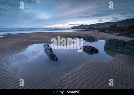 Über Combesgate Strand an der Küste von North Devon, England in der Dämmerung. Winter (März) 2018. Stockfoto