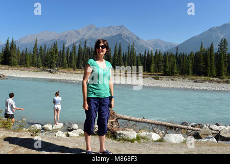 Touristen Kanadischen Rocky Mountains türkisblaue Wasser des Kootenay River in den Kootenay National Park von Kanada Stockfoto