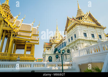 BANGKOK, THAILAND, Februar 02, 2018: Im freien Blick auf goldene Dach auf dem Grand Palace in Bangkok ab. Stockfoto