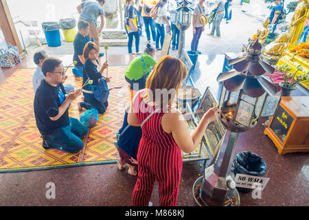 BANGKOK, THAILAND, 08. February, 2018: Outdoor Ansicht von unbekannten Personen Hebe geben im Tempel Wat Pho in Bangkok, Thailand Stockfoto