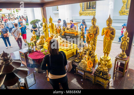 BANGKOK, THAILAND, 08. February, 2018: Outdoor Ansicht von unbekannten Personen Hebe geben im Tempel Wat Pho in Bangkok, Thailand Stockfoto