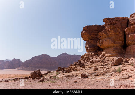 Wadi Rum, das Tal des Mondes, ist ein Tal in den Sandstein und Granit im südlichen Jordanien. Es ist die größte Wadi in Jordanien. Stockfoto