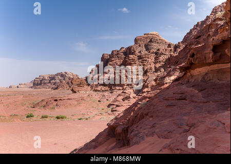 Wadi Rum, das Tal des Mondes, ist ein Tal in den Sandstein und Granit im südlichen Jordanien. Es ist die größte Wadi in Jordanien. Stockfoto