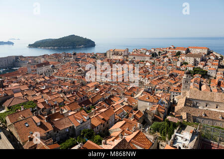 Atemberaubende Aussicht von Dubrovnik mit seiner Altstadt und rote Dächer am Morgen im Sommer Stockfoto