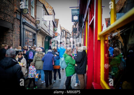 The Shambles, York 16. Februar 2018. Menge Staus in den Trümmern des Mittelalters und historische Einkaufsstraße in der traditionellen Stadt York in Yorks Stockfoto