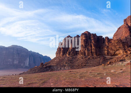 Wadi Rum, das Tal des Mondes, ist ein Tal in den Sandstein und Granit im südlichen Jordanien. Es ist die größte Wadi in Jordanien. Stockfoto