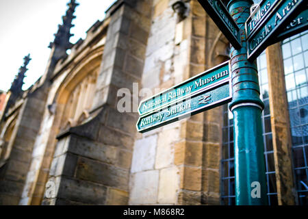 Direktionale touristische Informationen und Sehenswürdigkeiten Zeichen zu verschiedenen Zielen in der Stadt York, England, Großbritannien mit einem historischen Stockfoto