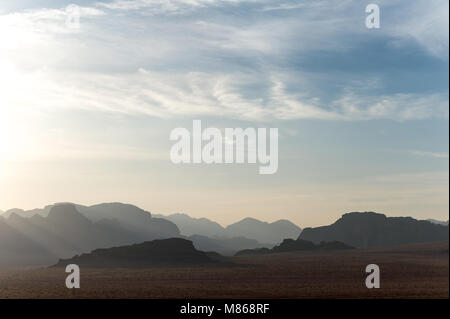 Wadi Rum, das Tal des Mondes, ist ein Tal in den Sandstein und Granit im südlichen Jordanien. Es ist die größte Wadi in Jordanien. Stockfoto