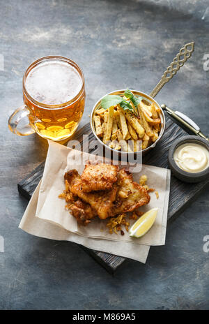 Traditionelle Fisch und Pommes mit Mayo und Bier, Ansicht von oben mit Platz Stockfoto