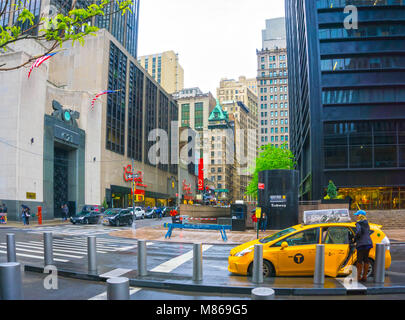 New York City, Vereinigte Staaten von Amerika - Mai 01,2016: Menschen laufen durch die Jahrhundert 21 Department Store in Manhattan, New York. Stockfoto