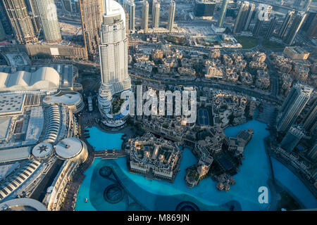 Stadtansichten durch Tag und Nacht, mit Singapur oder Dubai. Für Singapur, mit Marina Bay Sands am Hafen. Dubai verfügt über Downtown Dubai. Stockfoto