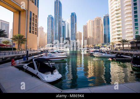 Stadtansichten durch Tag und Nacht, mit Singapur oder Dubai. Für Singapur, mit Marina Bay Sands am Hafen. Dubai verfügt über Downtown Dubai. Stockfoto