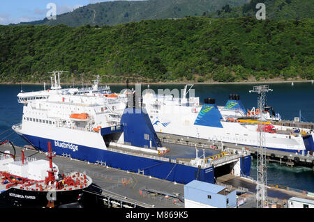 Die Interislander und Blurbridge Fähren im Hafen von Picton, Südinsel, Neuseeland. Stockfoto