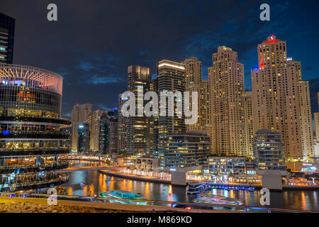 Stadtansichten durch Tag und Nacht, mit Singapur oder Dubai. Für Singapur, mit Marina Bay Sands am Hafen. Dubai verfügt über Downtown Dubai. Stockfoto