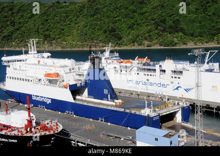Die Interislander und Blurbridge Fähren im Hafen von Picton, Südinsel, Neuseeland. Stockfoto