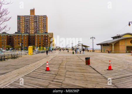 New York City, USA - Mai 02, 2016: Boardwalk Coney Island, Brighton Beach, Brooklyn, USA Stockfoto