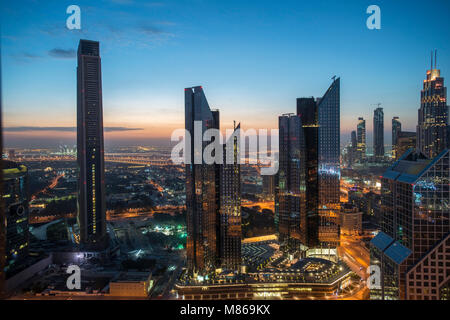 Stadtansichten durch Tag und Nacht, mit Singapur oder Dubai. Für Singapur, mit Marina Bay Sands am Hafen. Dubai verfügt über Downtown Dubai. Stockfoto