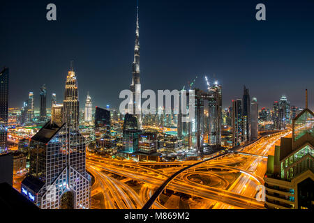 Stadtansichten durch Tag und Nacht, mit Singapur oder Dubai. Für Singapur, mit Marina Bay Sands am Hafen. Dubai verfügt über Downtown Dubai. Stockfoto