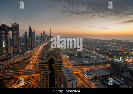 Stadtansichten durch Tag und Nacht, mit Singapur oder Dubai. Für Singapur, mit Marina Bay Sands am Hafen. Dubai verfügt über Downtown Dubai. Stockfoto