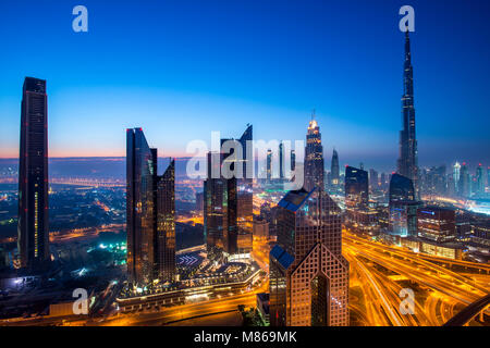 Stadtansichten durch Tag und Nacht, mit Singapur oder Dubai. Für Singapur, mit Marina Bay Sands am Hafen. Dubai verfügt über Downtown Dubai. Stockfoto