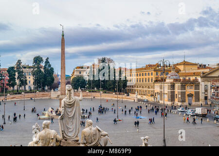 Urban tag Wintersaison Szene in der berühmten Piazza del Popolo in Rom, Italien Stockfoto