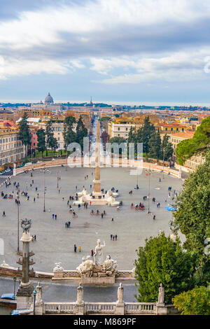 Urban tag Wintersaison Szene in der berühmten Piazza del Popolo in Rom, Italien Stockfoto