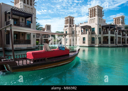 Stadtansichten durch Tag und Nacht, mit Singapur oder Dubai. Für Singapur, mit Marina Bay Sands am Hafen. Dubai verfügt über Downtown Dubai. Stockfoto