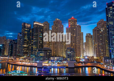 Stadtansichten durch Tag und Nacht, mit Singapur oder Dubai. Für Singapur, mit Marina Bay Sands am Hafen. Dubai verfügt über Downtown Dubai. Stockfoto