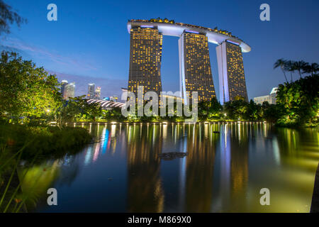 Stadtansichten durch Tag und Nacht, mit Singapur oder Dubai. Für Singapur, mit Marina Bay Sands am Hafen. Dubai verfügt über Downtown Dubai. Stockfoto