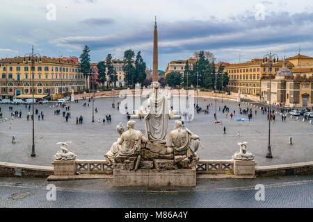 Urban tag Wintersaison Szene in der berühmten Piazza del Popolo in Rom, Italien Stockfoto